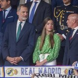 Luis Rubiales habla con Felipe VI en presencia de la Infanta Sofía en la final de la Copa del Rey 2023