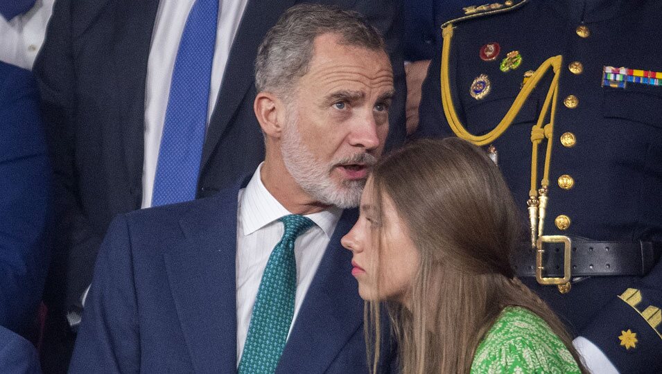 El Rey Felipe VI y la Infanta Sofía comparten confidencias en la final de la Copa del Rey 2023