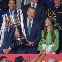 La Infanta Sofía mira emocionada al Rey Felipe VI con la Copa del Rey 2023