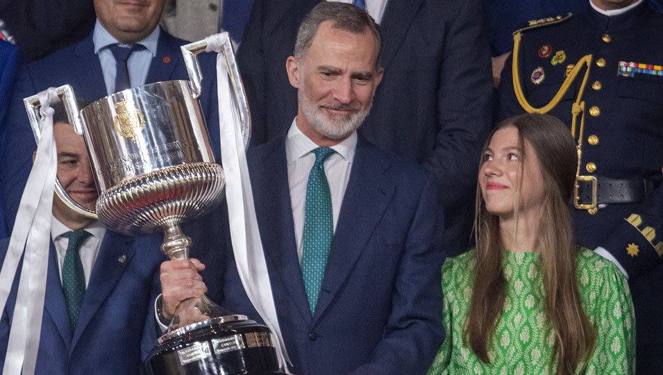 La Infanta Sofía mira emocionada al Rey Felipe VI con la Copa del Rey 2023