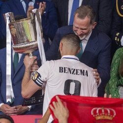 El Rey Felipe VI entrega la Copa del Rey 2023 a Benzema en presencia de la Infanta Sofía