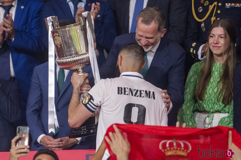 El Rey Felipe VI entrega la Copa del Rey 2023 a Benzema en presencia de la Infanta Sofía