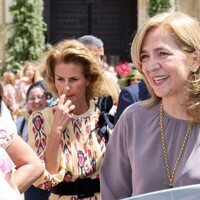 La Infanta Cristina de Borbón entra en el coche durante la boda de Pepe Treviño y Paula Fernández Martínez