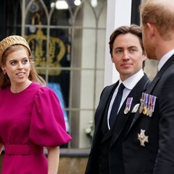 El Príncipe Harry y Beatriz de York y Edoardo Mapelli Mozzi en la Coronación de Carlos III