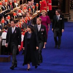 Eugenia de York y Jack Brooksbank, el Príncipe Harry y Beatriz de York y Edoardo Mapelli Mozzi en la Coronación de Carlos III