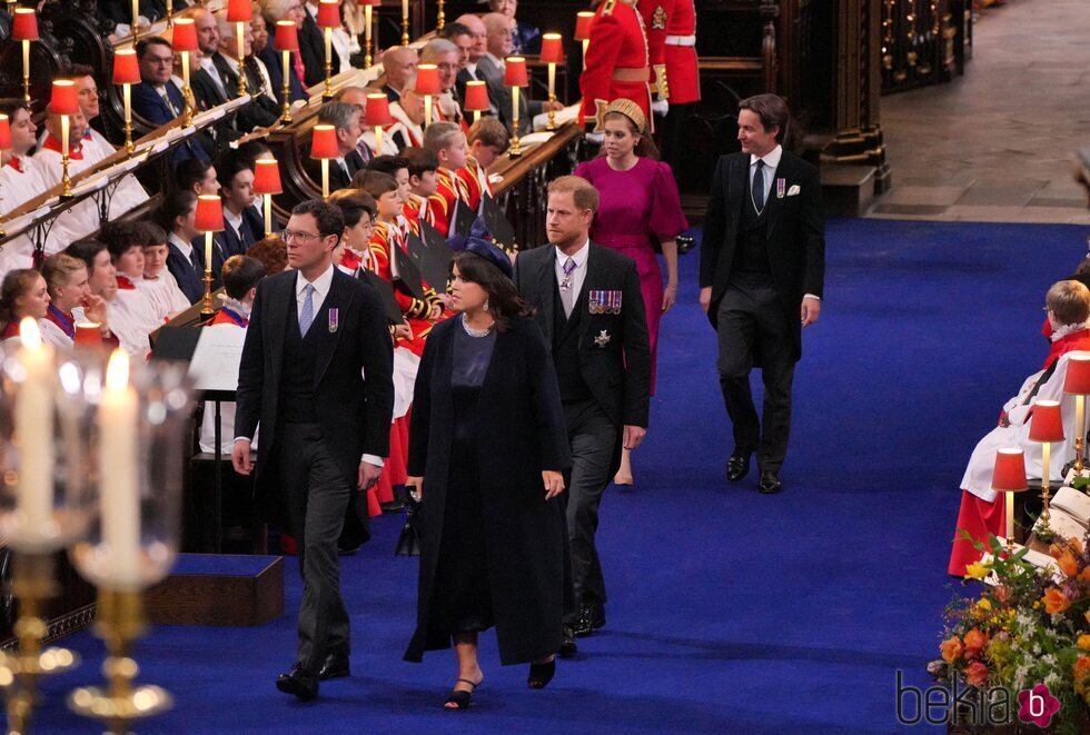 Eugenia de York y Jack Brooksbank, el Príncipe Harry y Beatriz de York y Edoardo Mapelli Mozzi en la Coronación de Carlos III