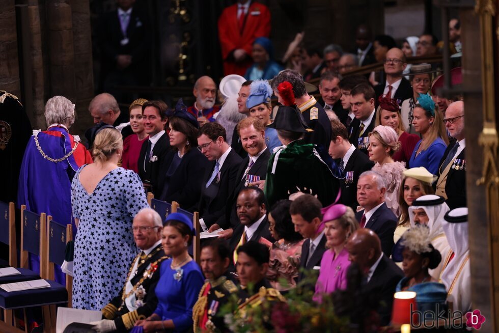 El Príncipe Harry sonríe a la Princesa Ana en la Coronación de Carlos III