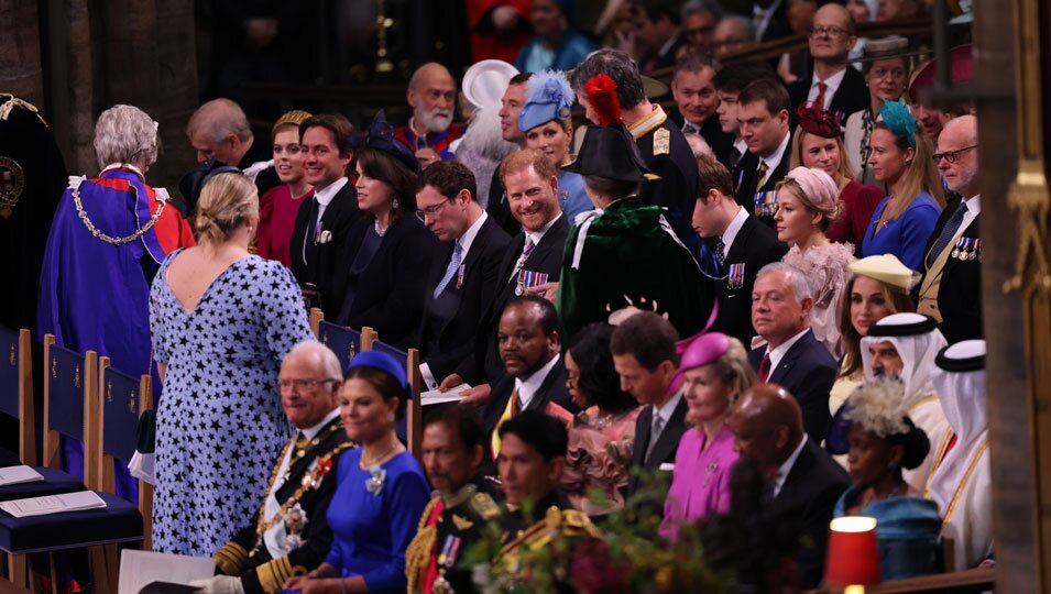 El Príncipe Harry sonríe a la Princesa Ana en la Coronación de Carlos III