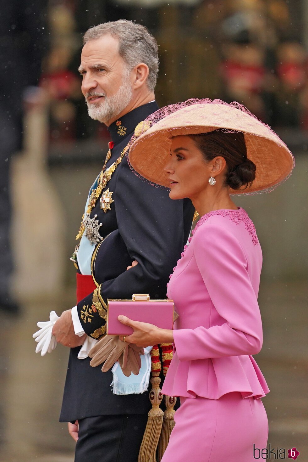 El Rey Felipe VI y la Reina Letizia con un tocado de Balel en la Coronación de Carlos III