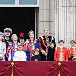 El Príncipe Guillermo y Kate Middleton y sus hijos, la Princesa Ana y su marido y los Edimburgo en la Coronación de Carlos III