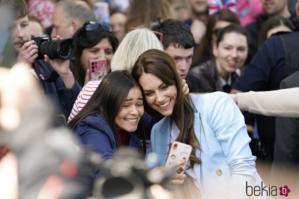 Una fan coge a Kate Middleton del pelo para hacerse un selfie en The Big Lunch por la Coronación