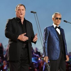 Bryn Terfal y Andrea Bocelli en el Concierto de la Coronación de Carlos III