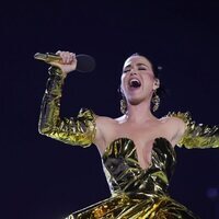 Katy Perry cantando en el concierto de la Coronación de Carlos III