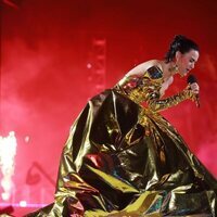 Katy Perry cantando en su actuación en el concierto de la Coronación de Carlos III