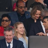 Rishi Sunak hablando con Isla Phillips en el Concierto de la Coronación de Carlos III