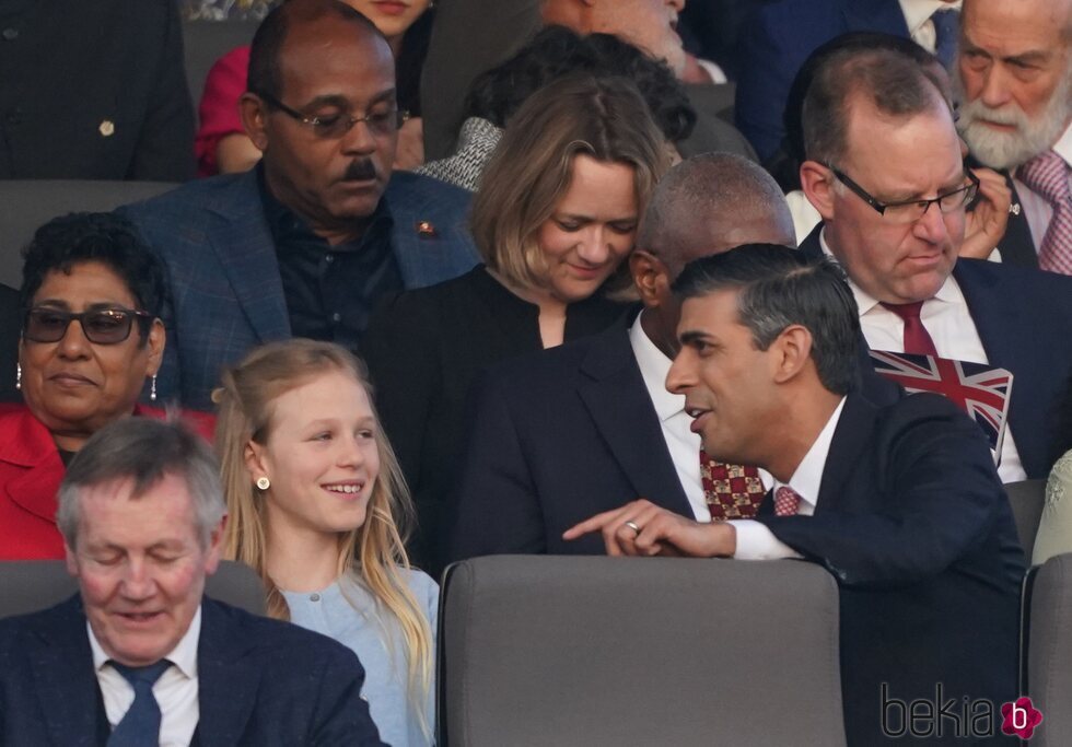 Rishi Sunak hablando con Isla Phillips en el Concierto de la Coronación de Carlos III