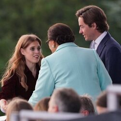 Beatriz de York y Edoardo Mapelli Mozzi hablando con la Secretaria General de la Commonwealth en el Concierto de la Coronación