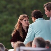 Beatriz de York y Edoardo Mapelli Mozzi hablando con la Secretaria General de la Commonwealth en el Concierto de la Coronación