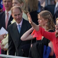 Los Duques de Edimburgo y Lady Louise Mountbatten-Windsor en el Concierto de la Coronación