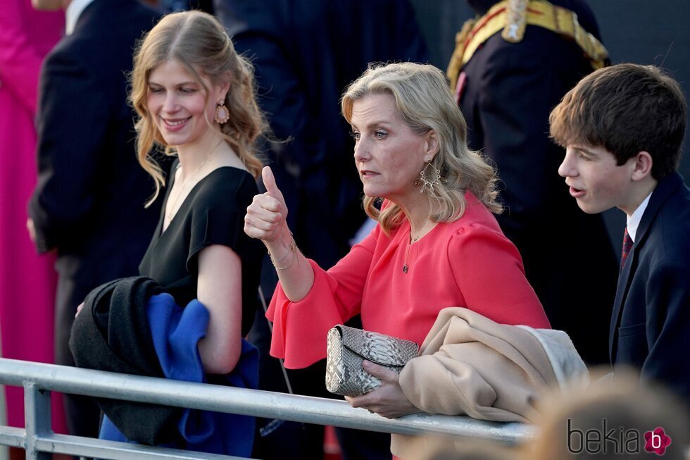 La Duquesa de Edimburgo y sus hijos Lady Louise y James en el Concierto de la Coronación