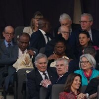 El Príncipe Andrés y Sarah Ferguson y Beatriz de York y Edo Mapelli en el Concierto de la Coronación