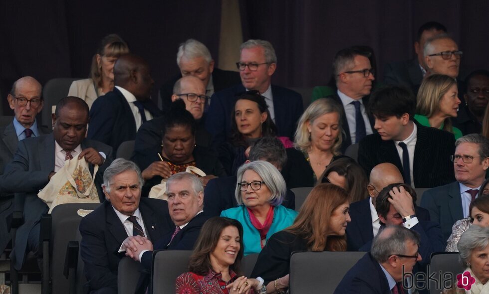 El Príncipe Andrés y Sarah Ferguson y Beatriz de York y Edo Mapelli en el Concierto de la Coronación