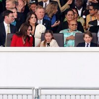 Los Príncipes de Gales y sus hijos y Eugenia de York y Jack Brooksbank en el Concierto de la Coronación