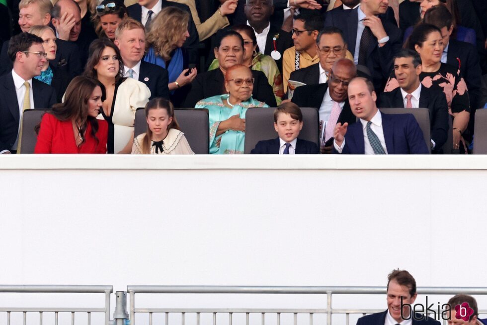 Los Príncipes de Gales y sus hijos y Eugenia de York y Jack Brooksbank en el Concierto de la Coronación