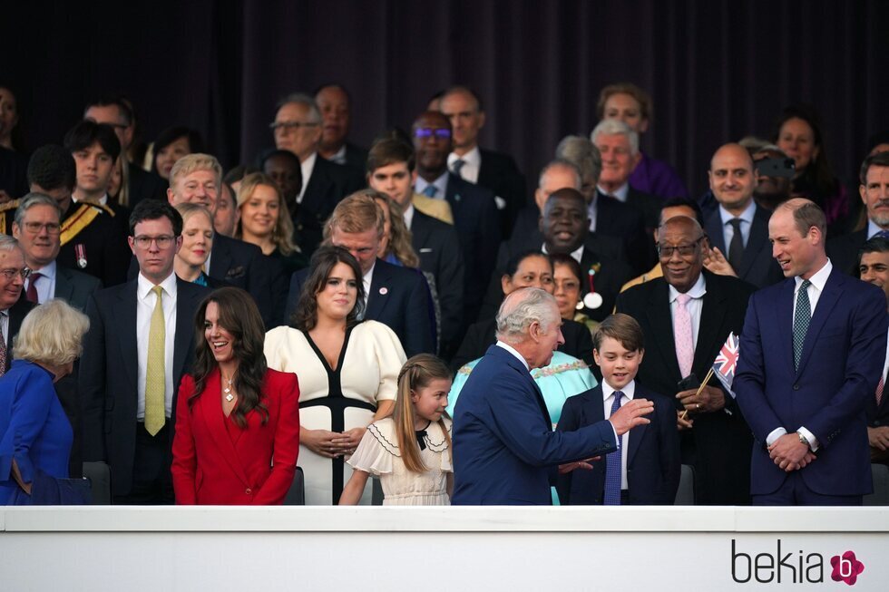 El Príncipe Guillermo y Kate Middleton saludan a los Reyes Carlos y Camilla en el Concierto de la Coronación