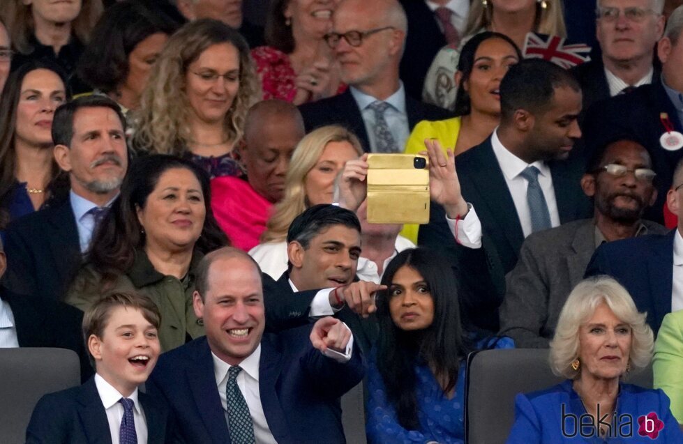 Pablo y Marie Chantal de Grecia, la Reina Camilla, el Príncipe Guillermo y el Príncipe George en el Concierto de la Coronación