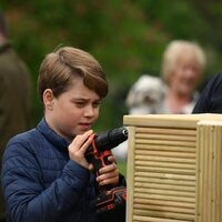 El Príncipe George con un taladro en the Big Help Out por la Coronación