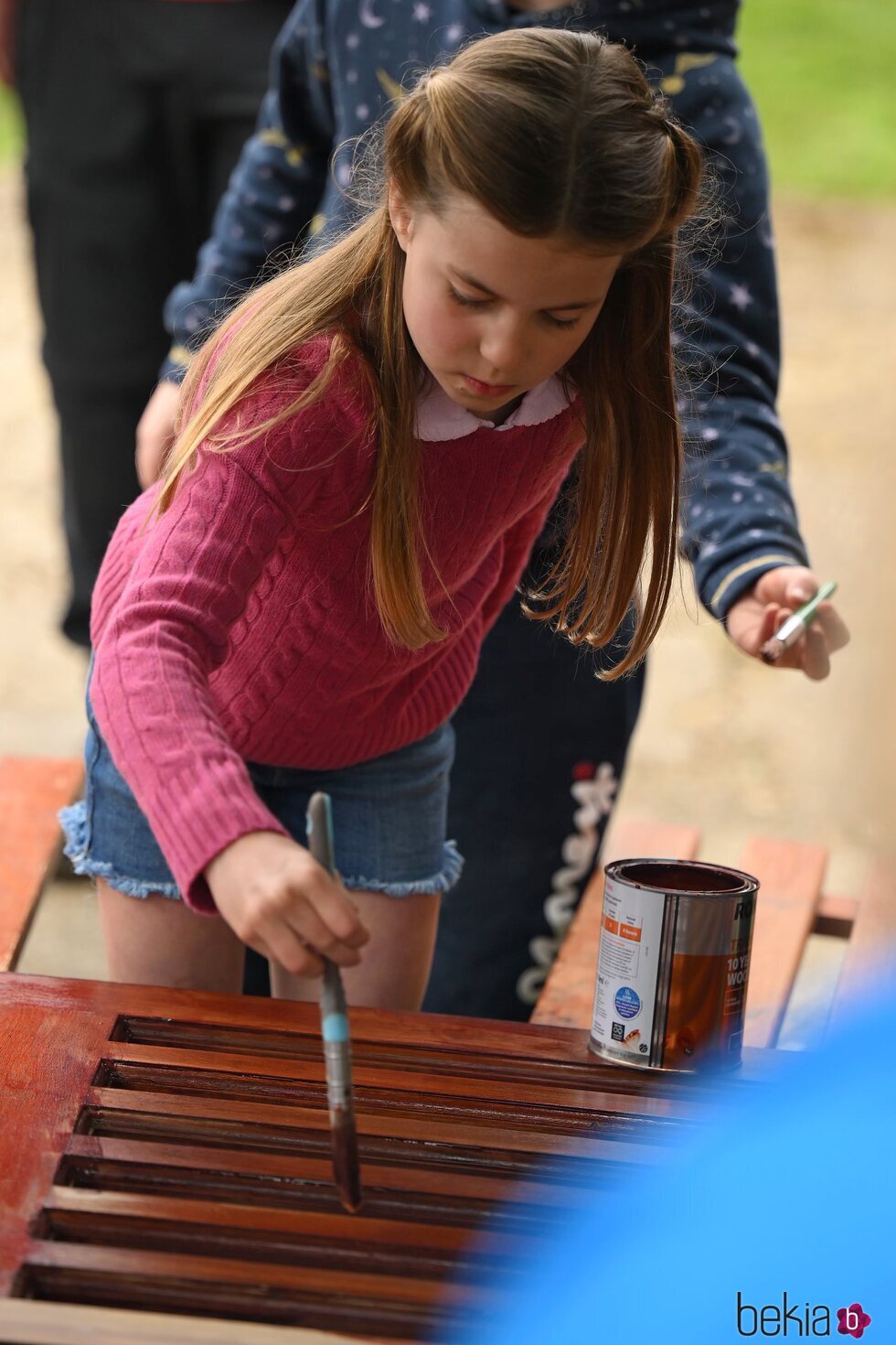 La Princesa Charlotte pintando un mueble en the Big Help Out por la Coronación