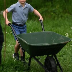 El Príncipe Louis con una carretilla en the Big Help Out por la Coronación