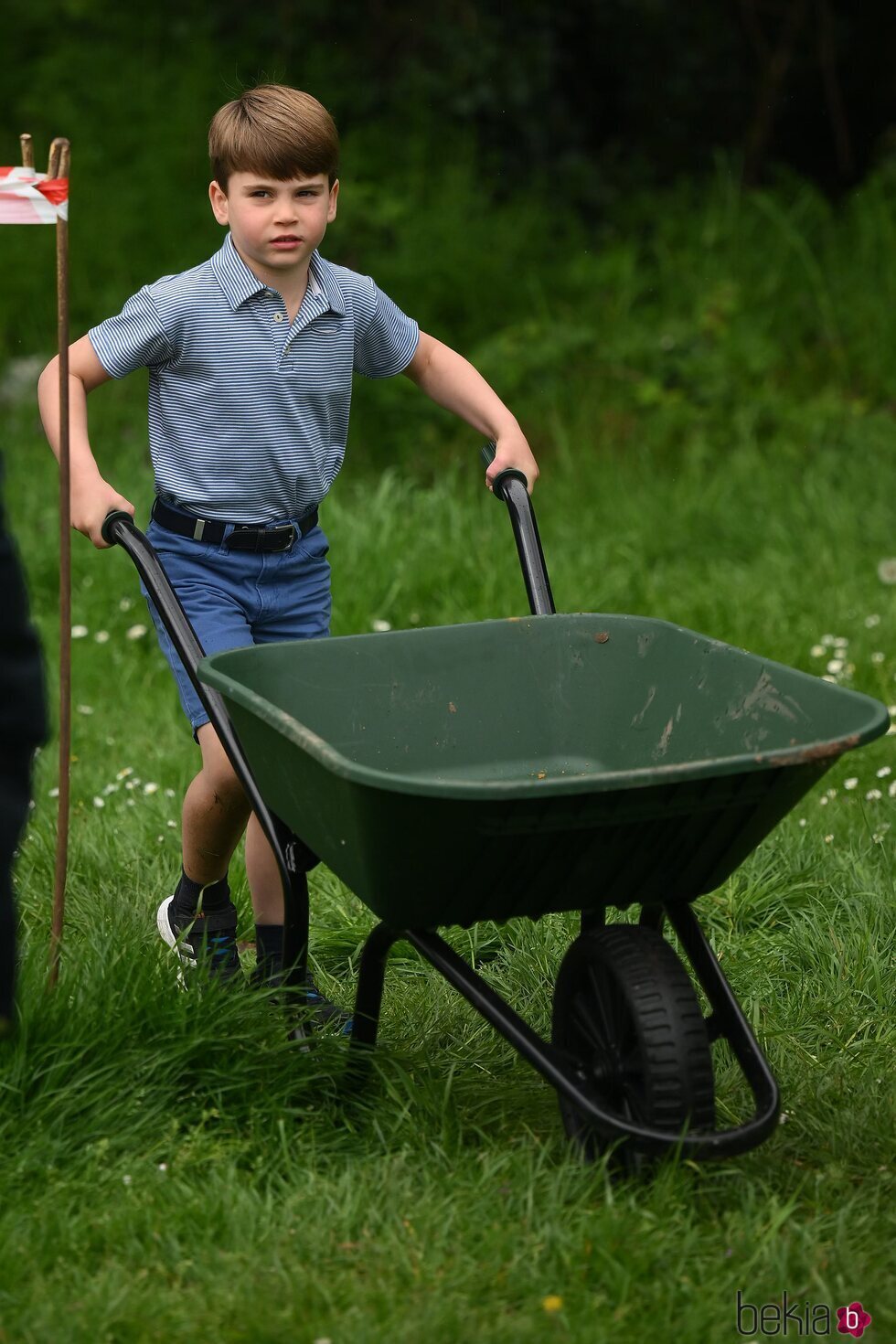 El Príncipe Louis con una carretilla en the Big Help Out por la Coronación