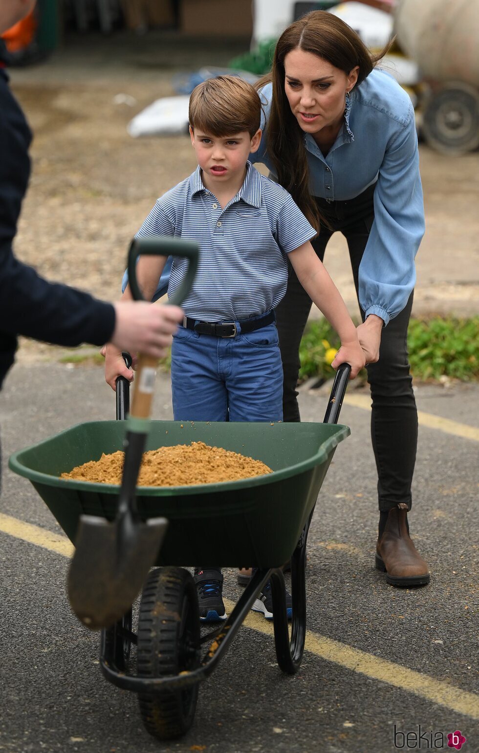 Kate Middleton y el Príncipe Louis con una carretilla en the Big Help Out por la Coronación