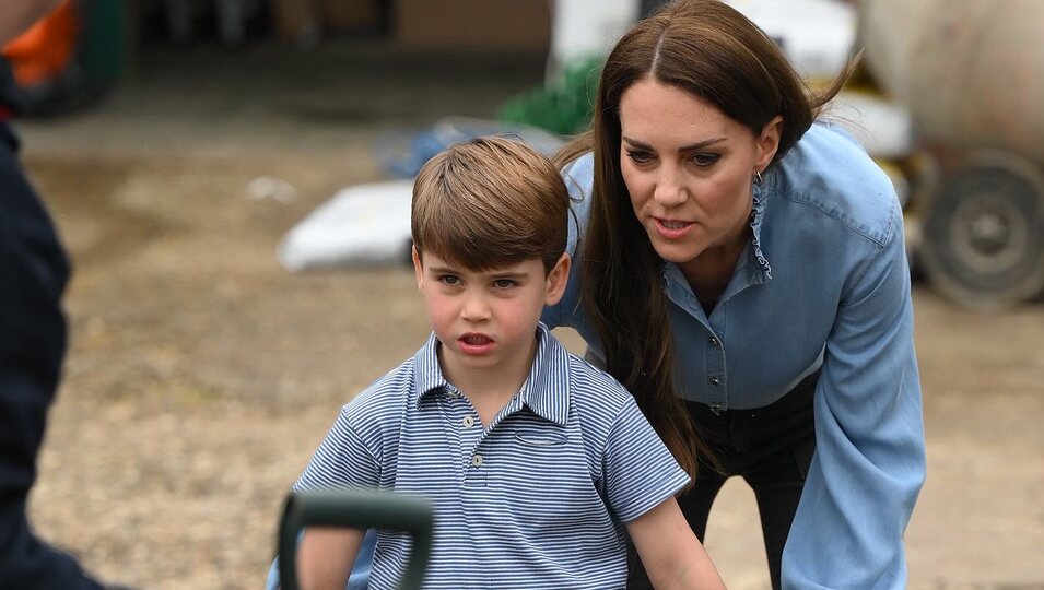 Kate Middleton y el Príncipe Louis con una carretilla en the Big Help Out por la Coronación