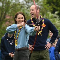 Kate Middleton practicando tiro con arco en presencia del Príncipe Guillermo en the Big Help Out por la Coronación