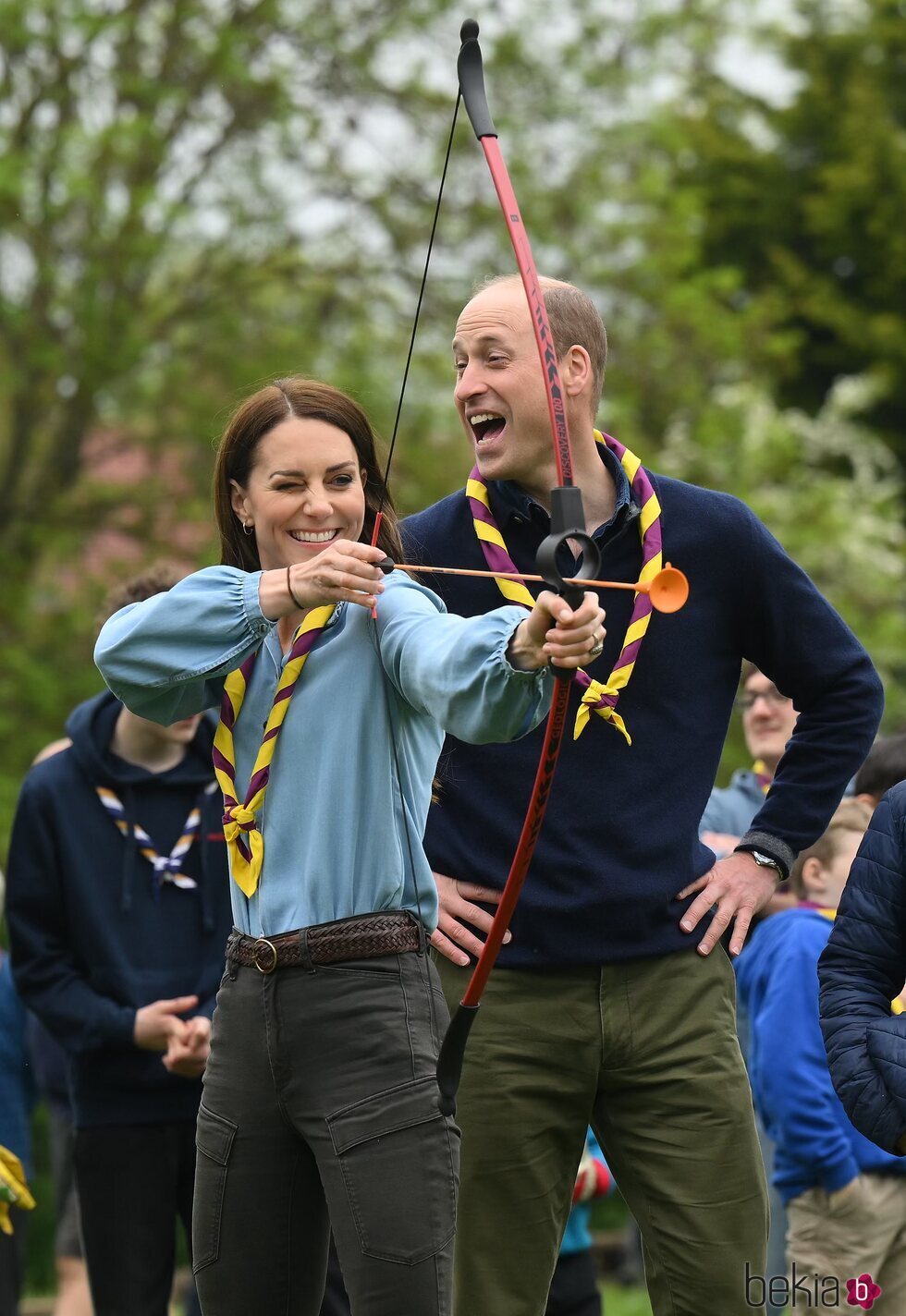 Kate Middleton practicando tiro con arco en presencia del Príncipe Guillermo en the Big Help Out por la Coronación