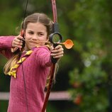 La Princesa Charlotte practicando tiro con arco en the Big Help Out por la Coronación