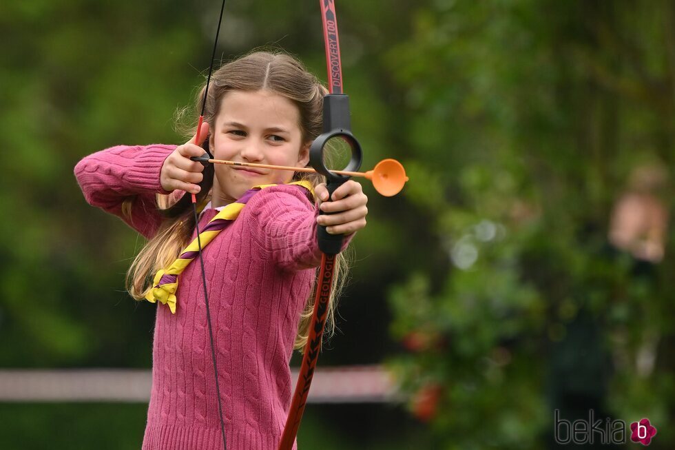 La Princesa Charlotte practicando tiro con arco en the Big Help Out por la Coronación