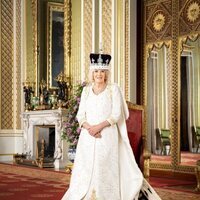 Retrato oficial de la Reina Camilla en la Coronación de Carlos III