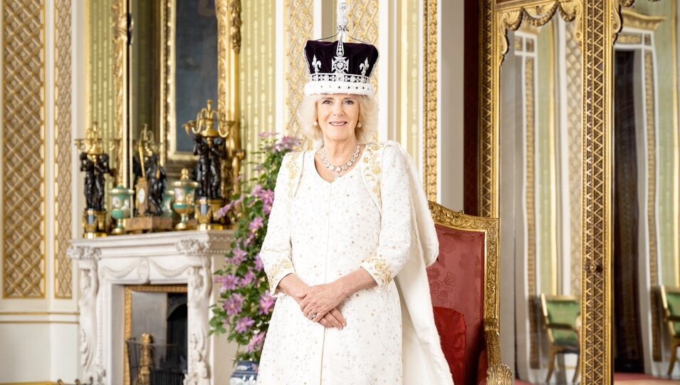 Retrato oficial de la Reina Camilla en la Coronación de Carlos III