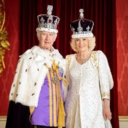 Retrato oficial de los Reyes Carlos y Camilla en la Coronación de Carlos III