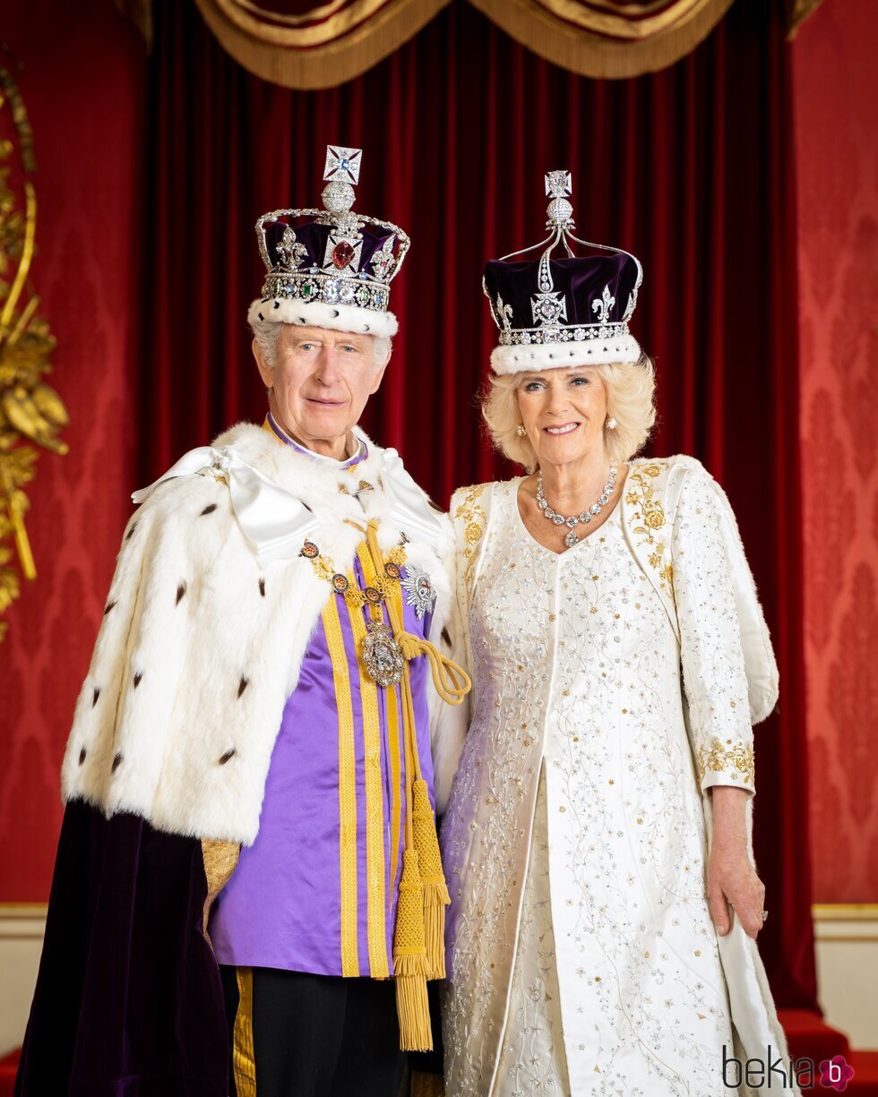 Retrato oficial de los Reyes Carlos y Camilla en la Coronación de Carlos III