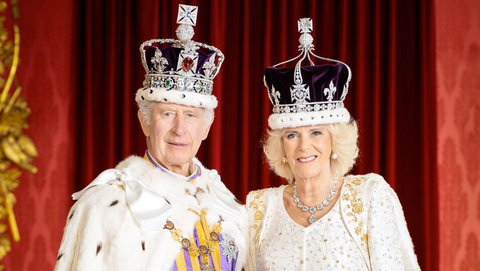 Retrato oficial de los Reyes Carlos y Camilla en la Coronación de Carlos III