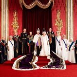 Retrato oficial de los miembros de la Casa Real Británica en la Coronación de Carlos III