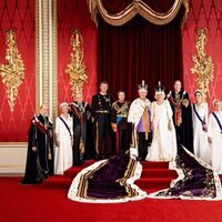 Retrato oficial de los miembros de la Casa Real Británica en la Coronación de Carlos III