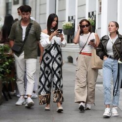 Gloria Camila y Rocío Flores con dos amigos de compras por Madrid