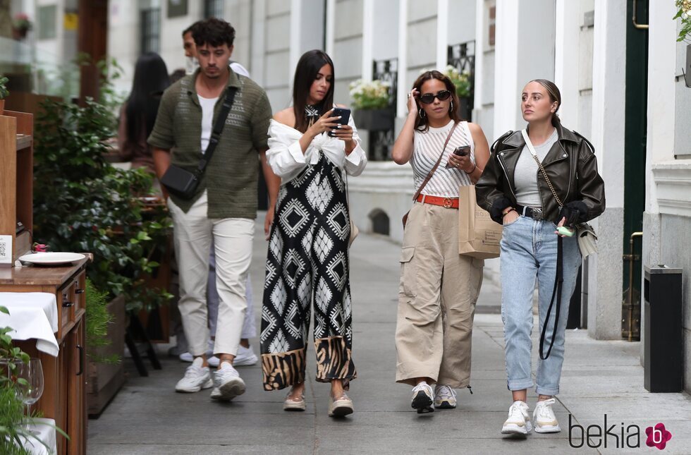 Gloria Camila y Rocío Flores con dos amigos de compras por Madrid