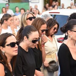 Rocío Martín Berrocal, Eva González y Madame de Rosa durante el funeral de Cristo Bánez